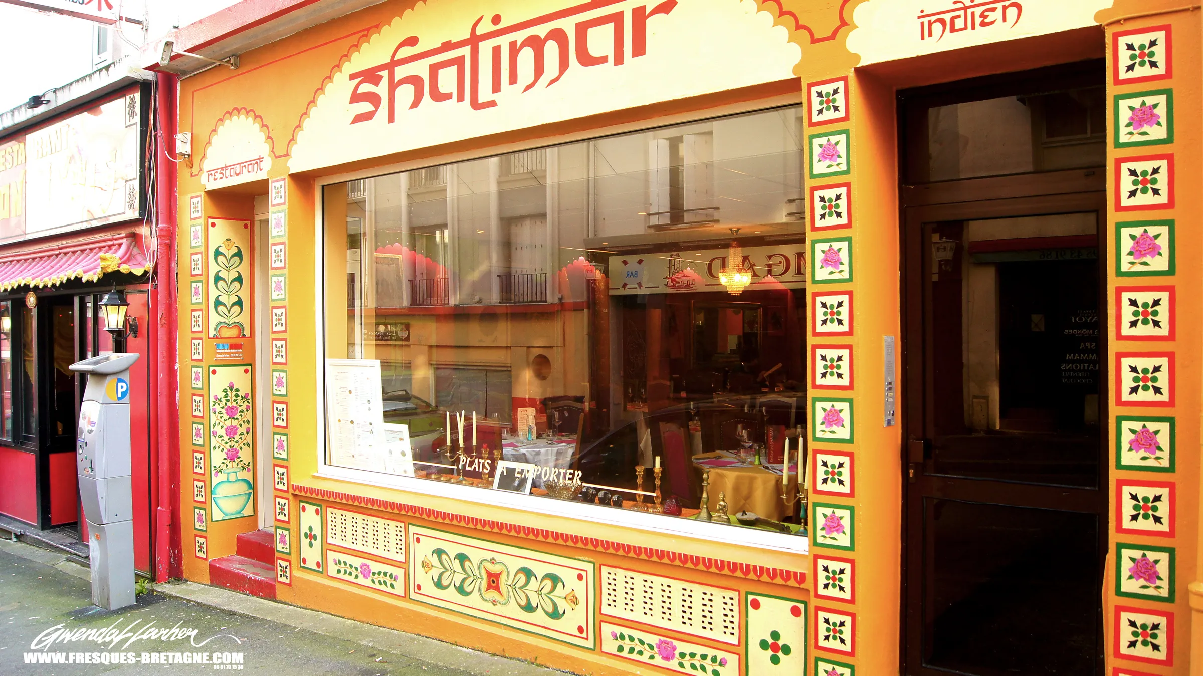 Devanture peinte à la main, ornementation inspirée des temples hindouistes pour le restaurant Shalimar à Brest